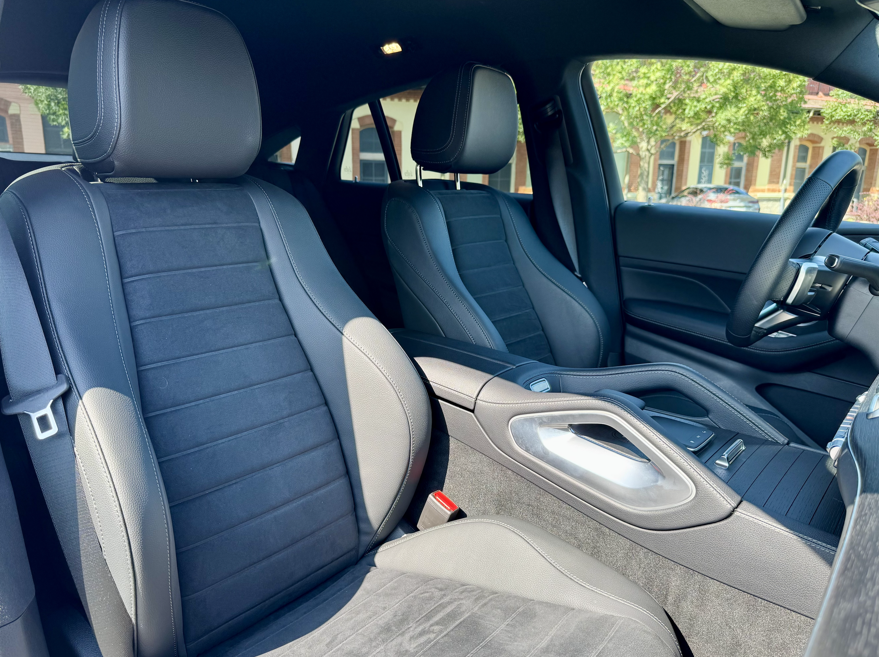 MERCEDES GLE COUPÉ 450d 4MATIC AMG | SKLADEM | FACELIFT | české předváděcí auto | sportovní naftové SUV 367 koní | bílá polar | černé mikrovlákno Microcut | super výbava | VIP sleva | nákup online | AUTOiBUY.com